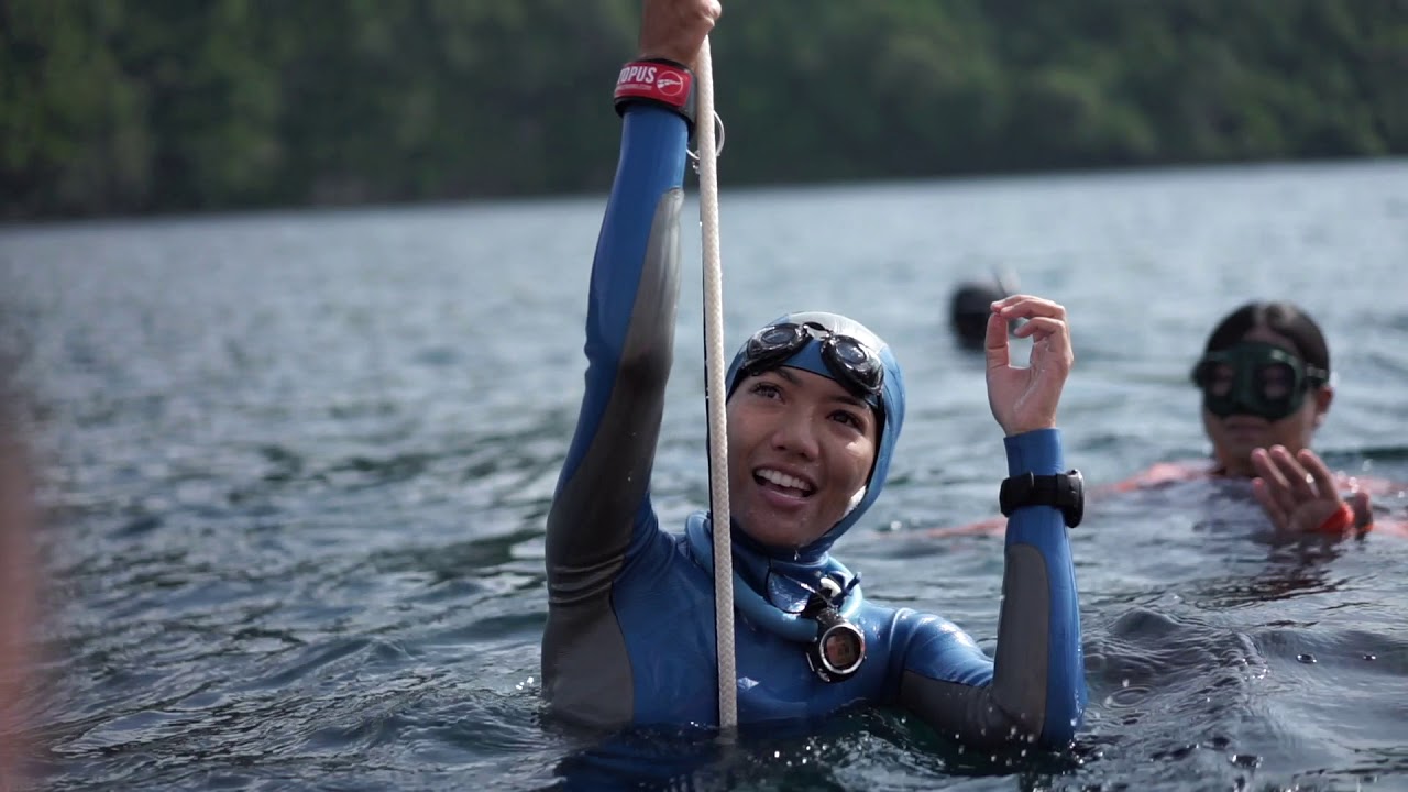 Nikita Fima memegang tali dan menggunakan freedive-suit